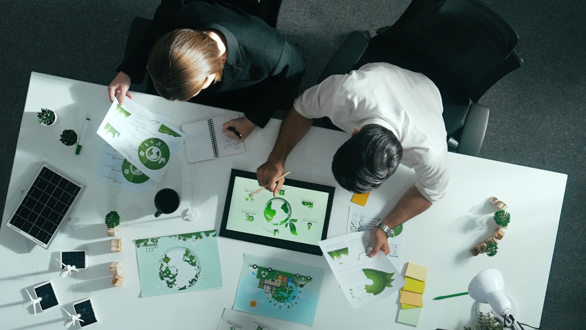 Top down view of business man present sustainable idea to manager. Alimentation.